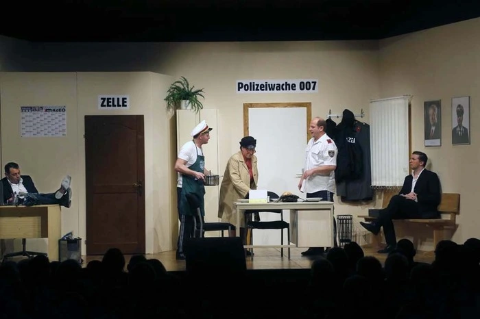 Mit dem Schwank „Polizeiwache 007" in drei Akten von Autorin Beate Irmisch...