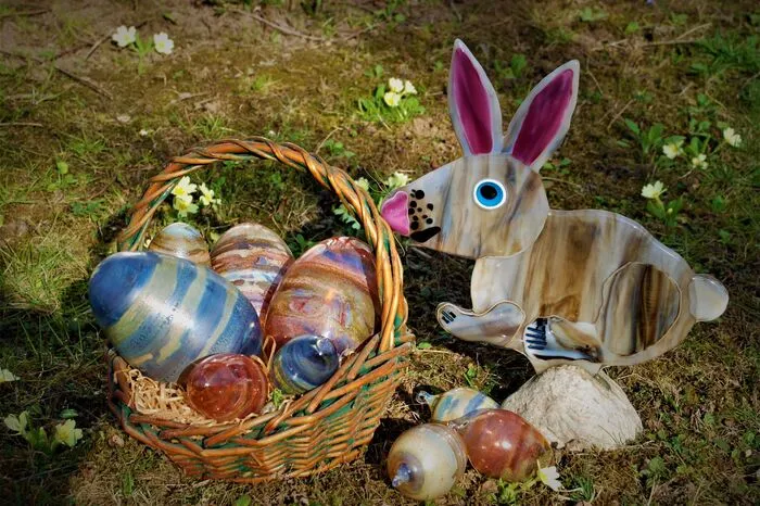 Der Osterhase kommt trotz der Corona-Krise auch in der Weststeiermark vorbei. Aus Glas sind die Ostereier und der Hase im Garten der Familie Prehal aus Kainach.