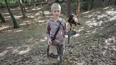 Jonathan Haas mit seinem amerikanischen Wüstenbussard Harry