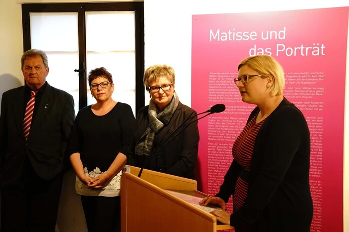 Kuratorin Julia Schuster erläutert das Leben und Werk von Henri Matisse. Anton Schaubach, Heidi Penker und Erika Schuster lauschen