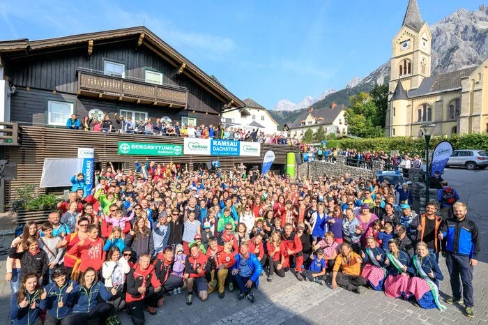Am Samstag, 9. September, trafen sich mehr als 400 Fanwanderer bei der Bergretter-Zentrale in Ramsau-Ort und wurden dort durch den Besuch einiger Schauspieler überrascht.