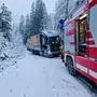 Den Lkw zog es trotz Schneeketten in den Straßengraben