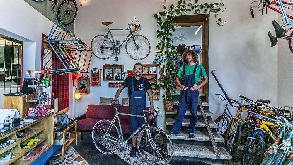 Ein Laden wie damals: Die Radlerei von David Bernkopf bietet zu den historischen Fahrrädern das dazupassende historische Ambiente. Ersatzteile wie Sammlerstücke fein sortiert, Puch-Modelle aller möglichen Generationen