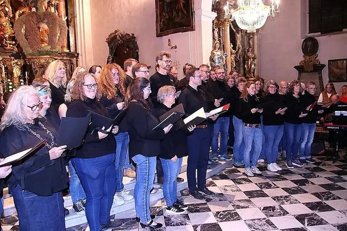 Höhepunkt des Abends war wohl der Song „O Happy Day“, der gemeinsam von insgesamt 100 Musikern und Sängern dargebracht wurde. Dafür gab es lange anhaltenden Applaus und Standing Ovations.