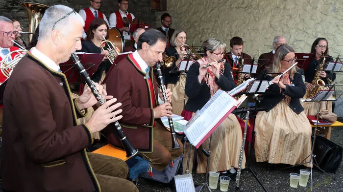 Die Trachtenkapelle St. Urban unter der Obfrau Judith Koller eröffneten den Dämmerschoppen.