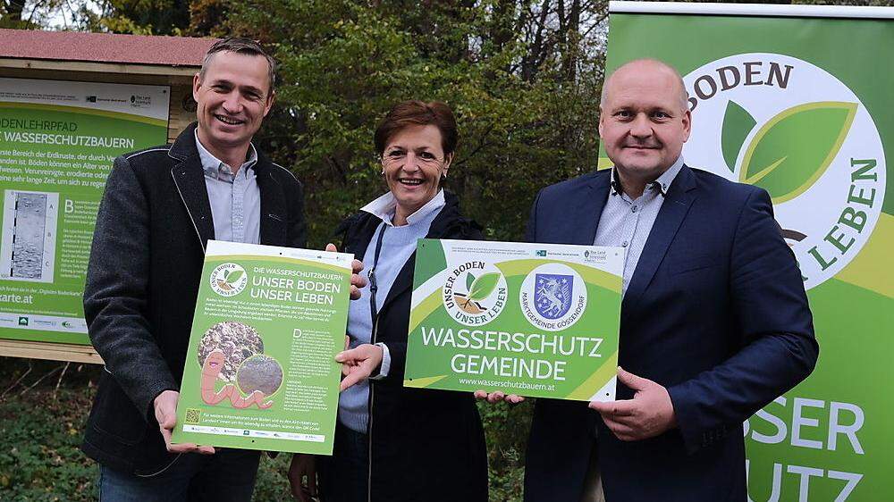 Bürgermeister Wonner (r.) freute sich über die Auszeichnung, die Vizepräsidentin Maria Pein und Wasserschutzbauern-Obmann Markus Hillebrand übergaben