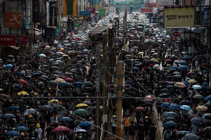 In Hongkong kommt es seit Wochen immer wieder zu Protestmärschen mit Hunderttausenden Teilnehmern. Auslöser für die Demonstrationen war ein umstrittener Gesetzentwurf zur Auslieferung beschuldigter Personen an China.