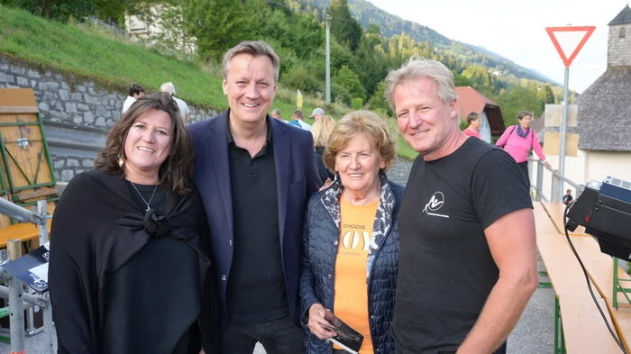 Medienexperte Helmut Schoba wird von Alois Unterwaditzer willkommen geheißen. 