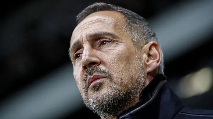 Kaum einer der zum engeren Kandidatenkreis zählenden Trainer ist qualifizierter als der 52-jährige Vorarlberger. Hütter arbeitete sich über Salzburg und die Young Boys Bern in die deutsche Bundesliga hoch und erregte Aufsehen, als Mönchengladbach ihn für eine Millionenablöse aus Frankfurt weglotste.