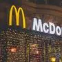 Ein McDonald's-Schriftzug über einer Glasfront, in der Weihnachtslichter angebracht sind und leuchten. | McDonald's wollte in den Niederlanden Humor beweisen
