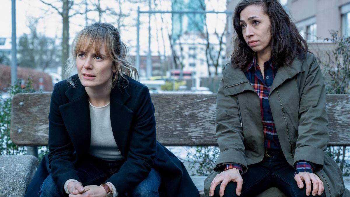 Isabelle Grandjean (Anna Pieri Zürcher) und Tessa Ott (Carol Schuler).