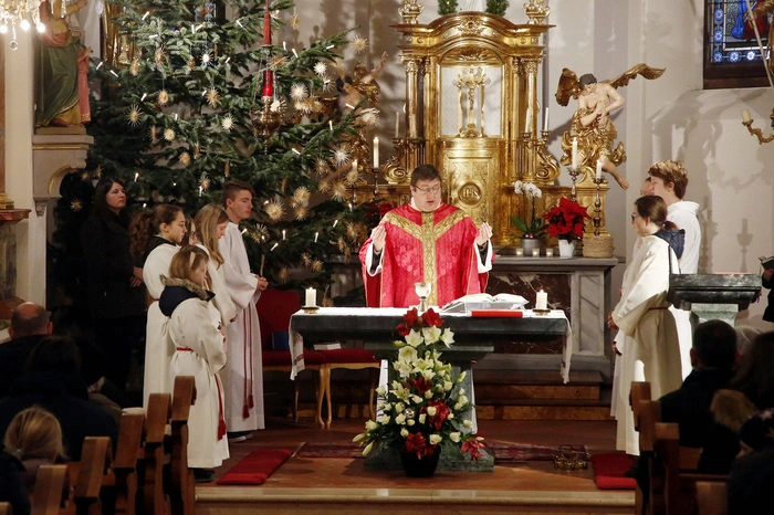 ...feierte Pfarrer Maciej Trawka den Gottesdienst mit seiner Glaubensgemeinde.