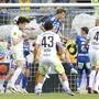 Im Steirer-Derby zwischen Hartberg und Sturm geht es zur Sache