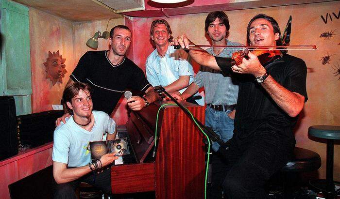 Singer Jan-Pieter Martens 1999 with the heavy Sturm-Kickern Ranko Popovic, Markus Schopp, Gilbert Prilasnig and Darko Milanic 