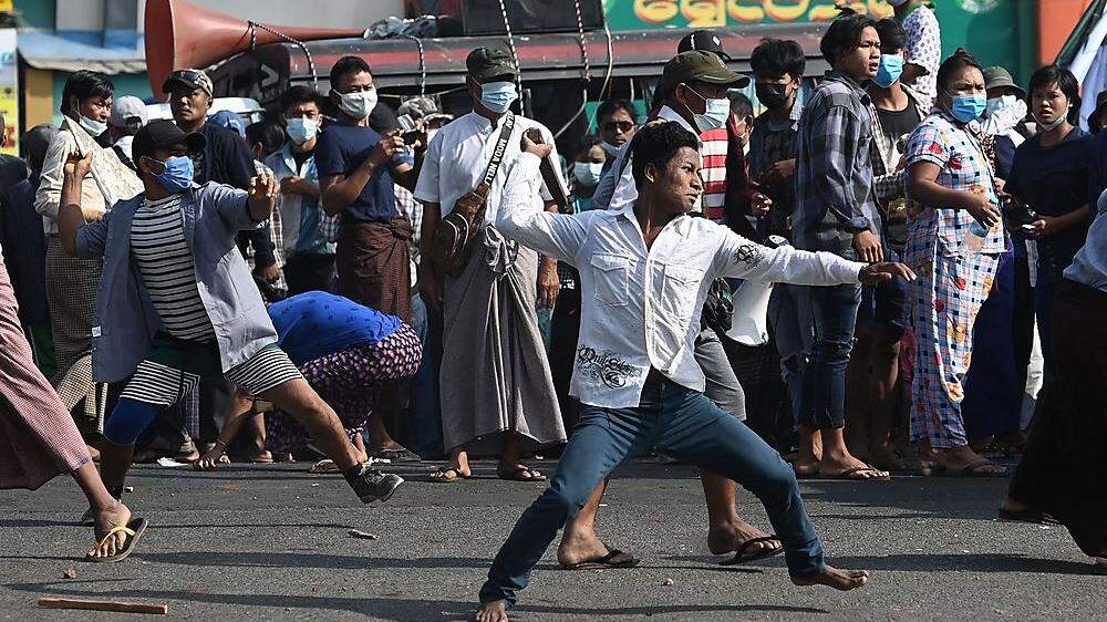 In Yangon hätten die Putsch-Befürworter mit Steinen auf Demonstranten geworfen
