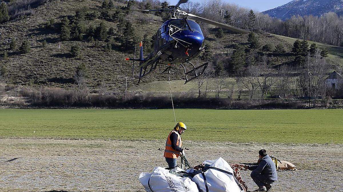 Abtransport der Flugzeugtrümmer