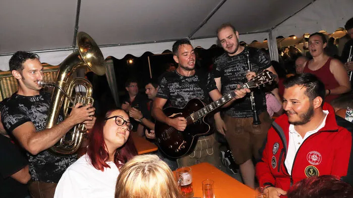 Für die absolute Stimmung sorgten auch ohne Strom „Die MalzBratla“ mit Udo Bacher: Trompete, Schlagzeug, Gesang, Christopher Bacher: Akkordeon, Keyboard, Gesang, Markus (Kokse) Kogler: Gitarre, E-Gitarre, Gesang, Valentin (Volte) Stubinger, jun.: Bariton, E-Bass, Gesang und  Rok Ruprecht: Klarinette, Saxophon, Gesang.
