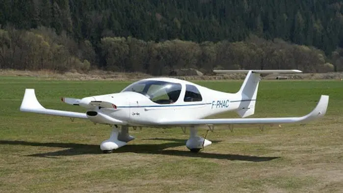 Ein Propellerflugzeug auf einer Wiese
