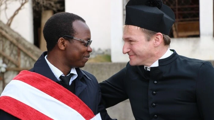 Bürgermeister Oliver Felber und Kaplan Eric Nsengumukiza tauschten ihre Amtskleidung ...