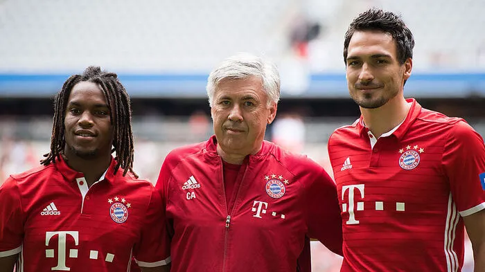 Renato Sanches, Carlo Ancelotti, Mats Hummels (von links)