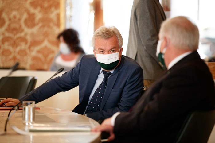 Auch LH-Vize Anton Lang kam mit einer Maske vom Heimatwerk.
