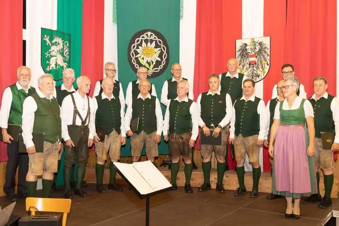 Anita Ferstl mit Chorgruppe Veitschtal-Xång.