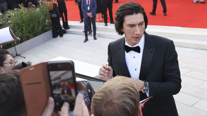 Publikumsliebling Adam Driver am Roten Teppich...