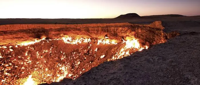Apokalyptischer Anblick: der Krater im Herzen der 
Karakum-Wüste in einem an 
Gas extrem reichen Land