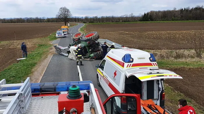 Polizei, Feuerwehr, das Rote Kreuz und die Straßenmeisterei Mureck rückten aus