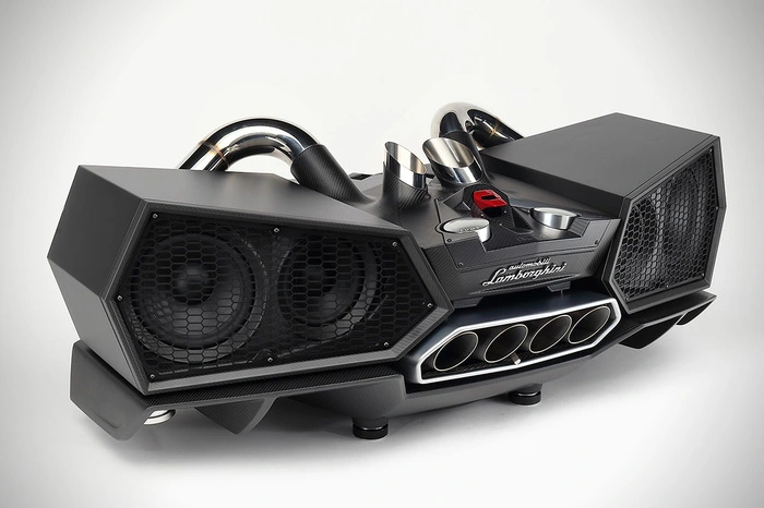 Verbaut haben die Soundspezialisten unter der High-Tech-Hülle zwei 6,5-Zoll-Mitteltöner, zwei 8-Zoll-Bässe und einen 15-Zoll-Subwoofer. Für die Höhen sind zwei 1-Zoll-Lautsprecher zuständig.