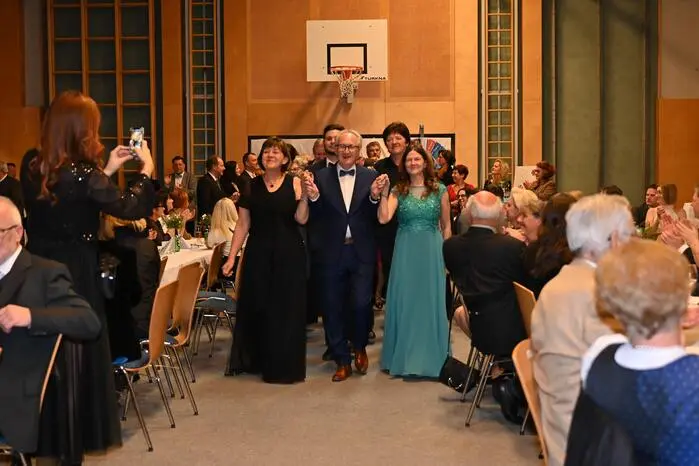 Die Vereine Sängerrunde Obermühlbach, Propst´n Singers präsentierten die Fächerpolonaise.