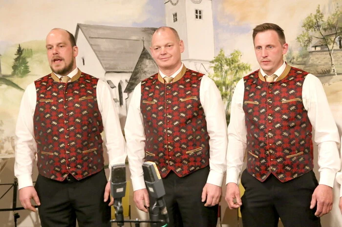Groß war die Gratulantenschar, die sich aus diesem Grund in den örtlichen Kultursaal aufgemacht hatte. 