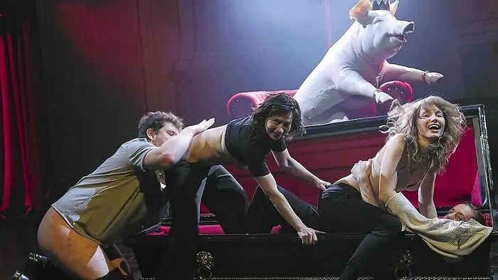 "Die Hamletmaschine" verlangt den Schauspielern einiges ab.