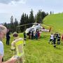 Der schwerverletzte Paragleiter wurde mit dem Hubschrauber ins Krankenhaus Schwarzach gebracht