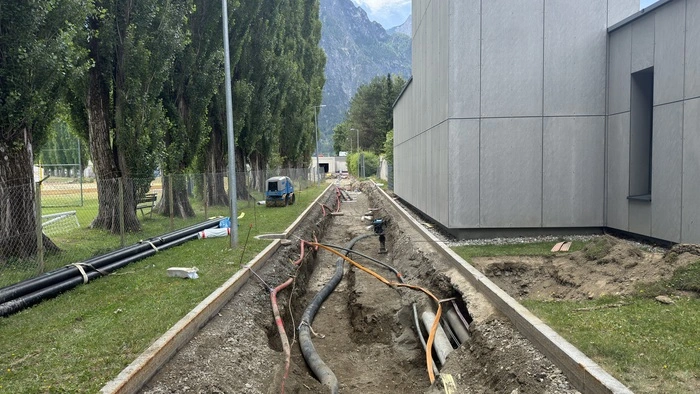 Die neuen Kabel- und Leitungsschächte reichen bis zum Schwimmbad – auch um dieses mit Strom aus der Tennishallen-Photovoltaik versorgen zu können