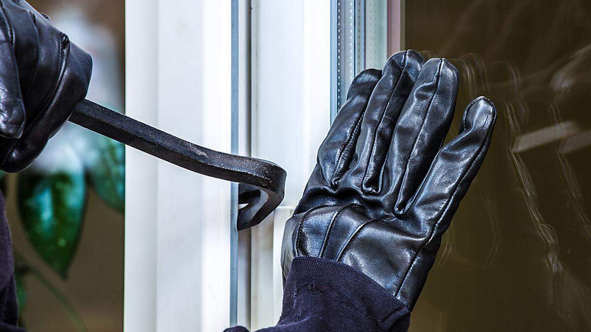 Die Täter gelangen ins Haus, indem sie Fenster oder Türen aufbrachen