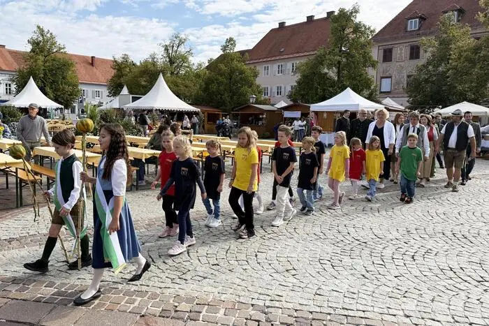 Für den stimmungsvollen Auftakt auf dem herbstlich dekorierten Hauptplatz sorgten die Landesjugend des Bezirkes Fürstenfeld, die Kinder der Volksschule sowie der Musikverein Burgau.