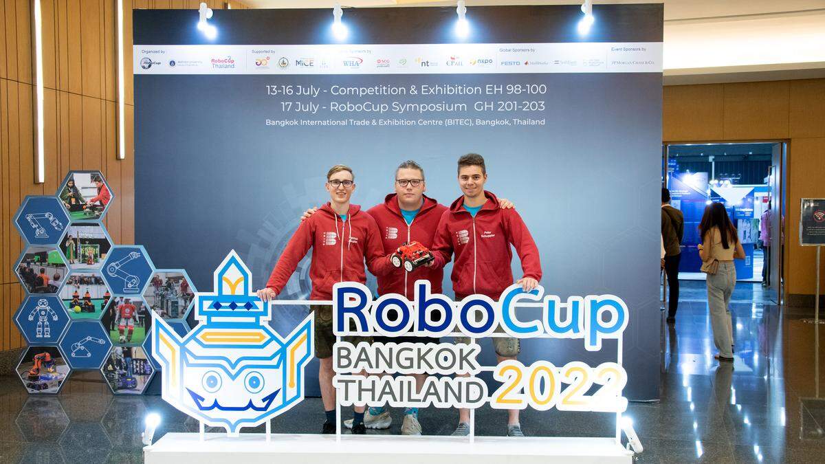 Wurden bei der Robocup-WM in Bangkok ausgezeichnet: Das Team B.Robots mit Sebastian Pfusterer, Patrick Ziegler und  Peter Schuppler 