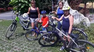 Umsattlerin Sonja Hödl-Sundl aus St. Anna am Aigen mit Christine Gider, die sie für die Aktion nominiert hat, und deren Enkerln Liliana und Jonas