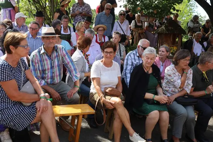 Die Besucher werden nicht nur mit den besten regionalen Spezialitäten, sondern auch mit Literatur, Kultur, Theater und Musik unterhalten.