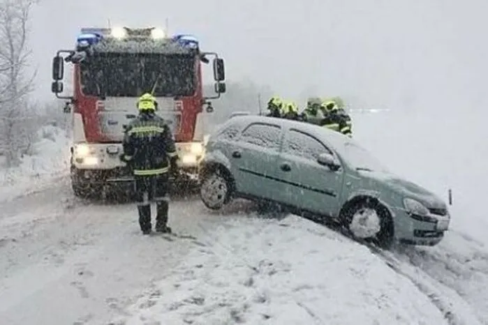 Die Feuerwehren mussten zur unzähligen Fahrzeugbergungen ausrücken (hier in Fresing-Kitzeck)