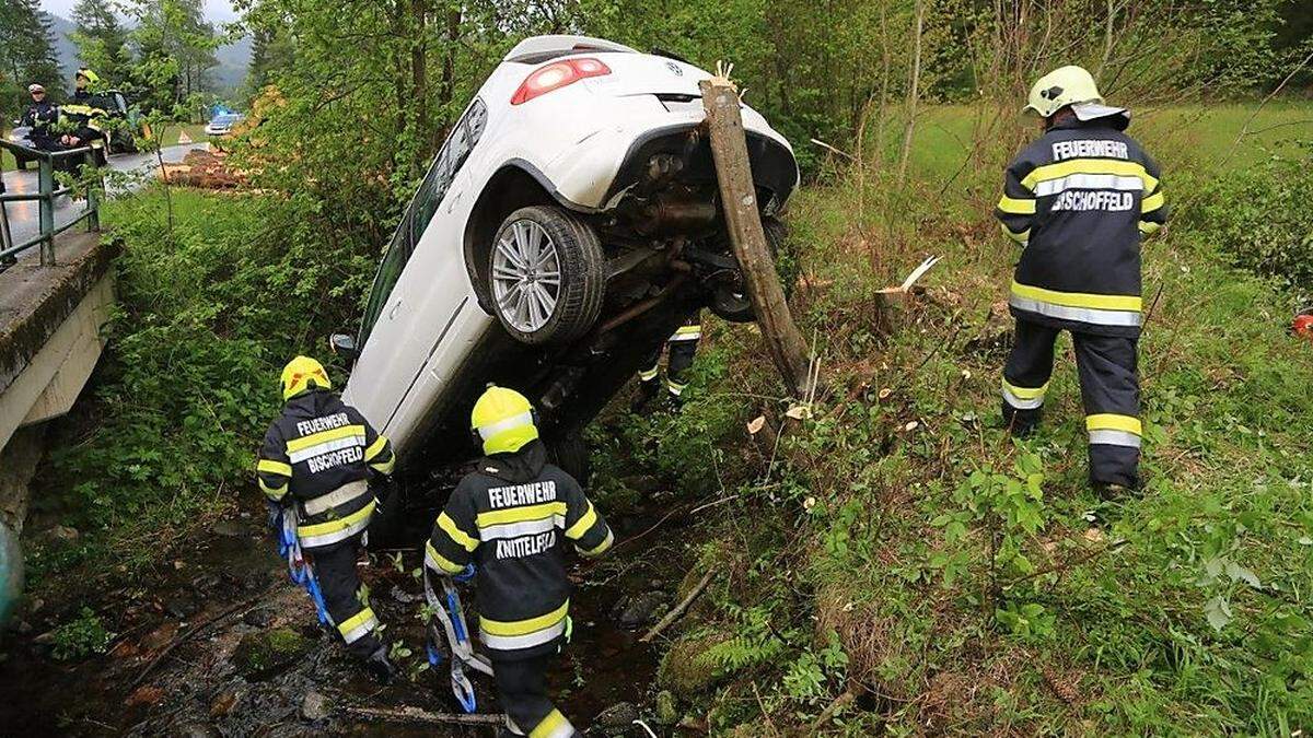 Der Pkw wurde mittels Kranwagen aus dem Bach gehoben 