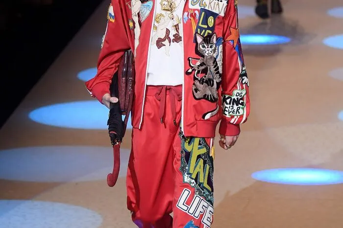 Alles Logo! Ob Joggingsanzug oder T-Shirt, die Dinge werden beim Markennamen genannt. Wie hier bei Dolce & Gabbana.