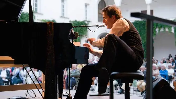 Das Eröffnungskonzert am Samstagabend mit Paul Gulda, der 2019 die Leitung des Musikforum Viktring übernehmen wird, erfolgte unter dem Titel „Play Beach, Free Beach“ und knüpft an das erste Konzert am 6. Juli 1973 im Stift Viktring an.