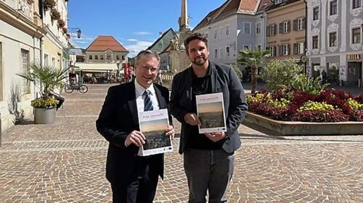 Bürgermeister Martin Kulmer und Stefan Regenfelder vom Stadtmarketing mit der neuen Broschüre zur Kampagne "Zukunft mit Herz"