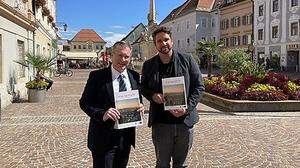 Bürgermeister Martin Kulmer und Stefan Regenfelder vom Stadtmarketing mit der neuen Broschüre zur Kampagne &quot;Zukunft mit Herz&quot;