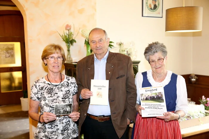 Übrigens: Aus dem fernen Feldkirch in Vorarlberg kam Günter Krametter (Mitte) angereist. Auch Gudrun Tiefenthaler (links) ließ es sich nicht nehmen, den weiten Weg aus Grödig (Salzburg) anzutreten. Übrigens: Für die reibungslose Organisation zeichnet seit 30 Jahren Paula Suppan (rechts) aus Kappel/Krappfeld verantwortlich. 