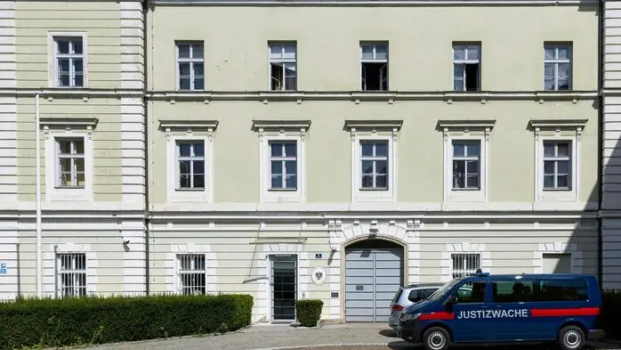 Ein 19-jähriger Häftling der Justizanstalt Klagenfurt ist am Dienstag tot in einem Zwei-Personen-Haftraum aufgefunden worden