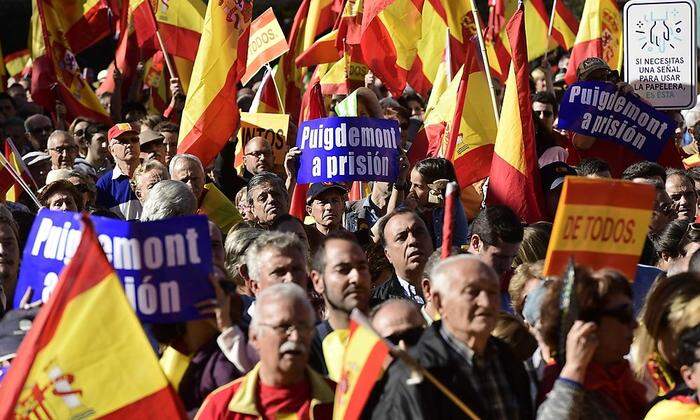 Die Emotionen gehen auf allen Seiten hoch: Tausende demonstrierten in Madrid gestern für die Einheit Spaniens und wünschen sich Puigdemont ins Gefängnis