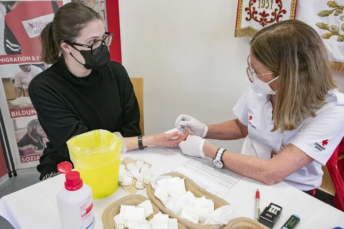 Nach Ausfüllen des Fragebogens wird der Hämoglobin-Wert ermittelt.